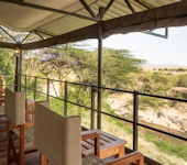 Ilkeliani Camp is een eco-vriendelijke klein permanent luxe tenten kamp, centraal gelegen in de Masai Mara aan de Talek rivier.
